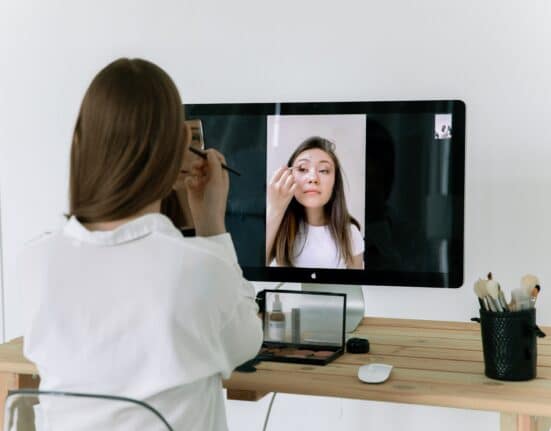 girl doing makeup on virtual mirror - face recognition